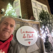 Installation-des-lumires-de-Nol-La-maison-de-Nol-Canadian-Tire-Montral 5